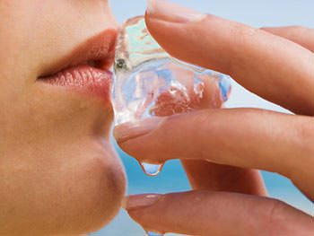 Как ухаживать за губами с помощью натуральных средств 