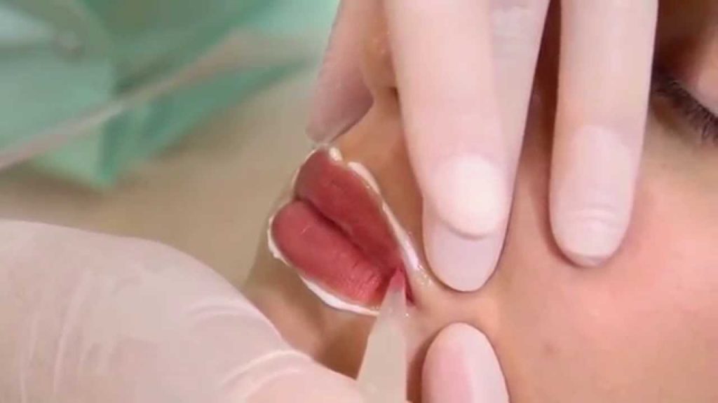 Акварельная техника перманентного макияжа губ