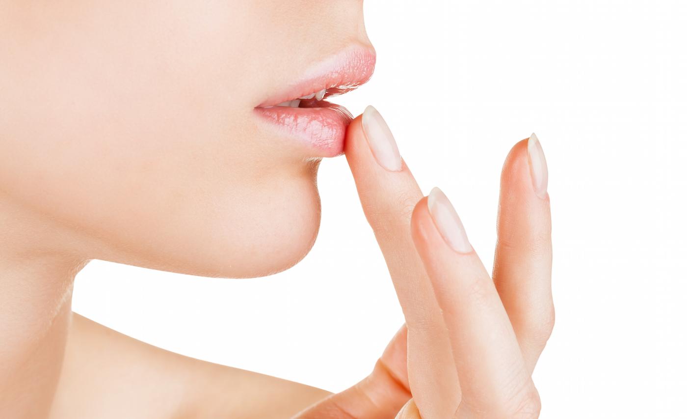 Как увеличить объем губ в домашних условиях? 