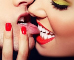 Что означает когда девушка кусает нижнюю губу